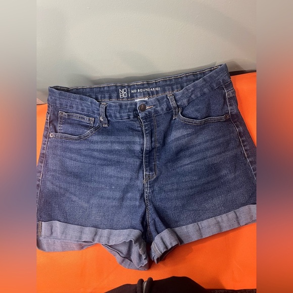 ⚡️⚡️⚡️No Boundaries Indigo Jean Shorts - Picture 1 of 4